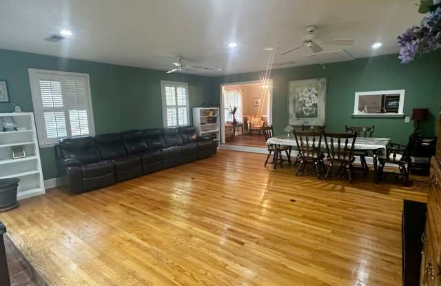 Welcome Home to 4316 Brookwood Rd, Charlotte, NC 28215 Gallery 1