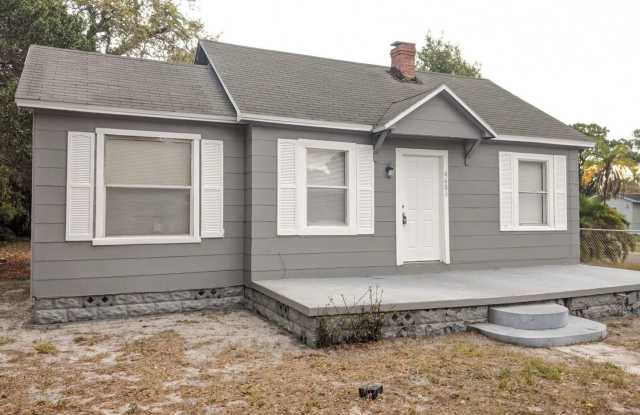 Newly Remodeled! Beautiful 2 bedroom/ 1 bath home / Laundry Room / Car Port Gallery 3