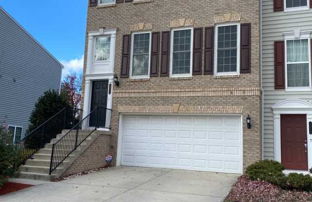 Bright and Spacious End Unit Townhouse in the Windermere Community photos photos