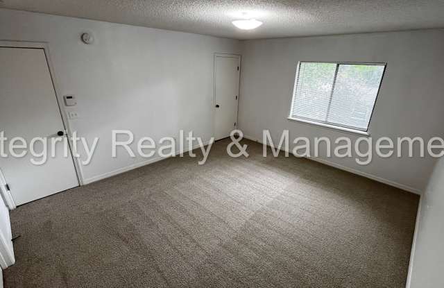 2-story townhouse-style Gallery 4
