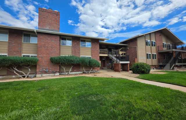 *AVAILABLE NOW*  Updated Condo with Mountain View, On Site Laundry, Off Street Parking Gallery 1