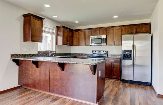 Charming 3-Bedroom Home Across from Nature Preserve & Frostad Pond! Gallery 3