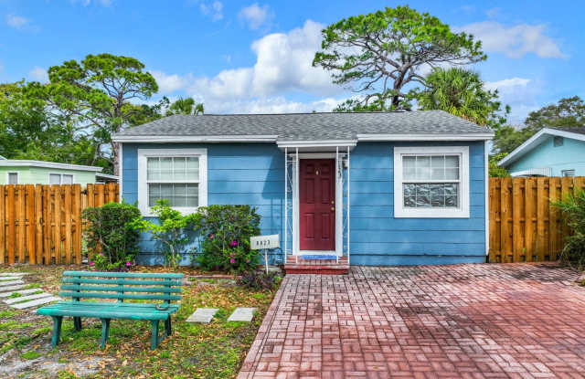 Beautifully remodeled, 1,332-square foot 3 bedroom/ 2½ bath/ home photos photos