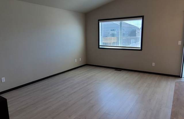 Horace - 3 Bedroom & 2 Bathroom House - Fenced Yard Gallery 4