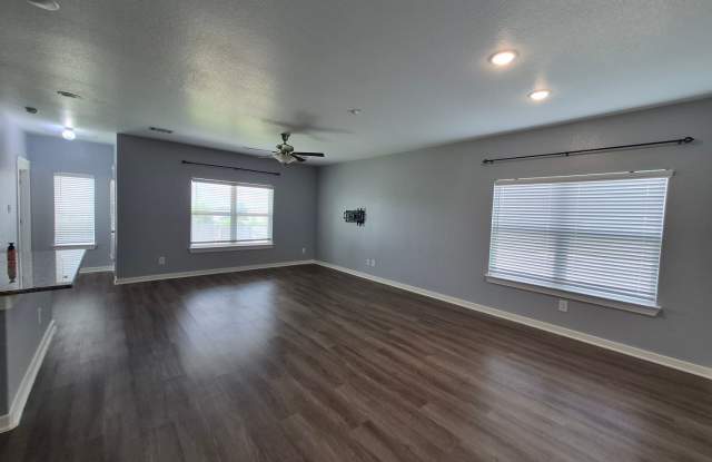 Spacious, well-maintained 5-bedroom, 3 bath home in Paloma Gallery 4