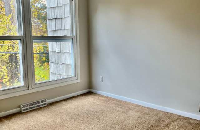 Large Townhouse Community in Great Location Gallery 3