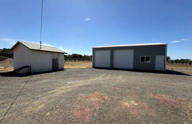 Rare 3 Bedroom House with a Shop! Gallery 4