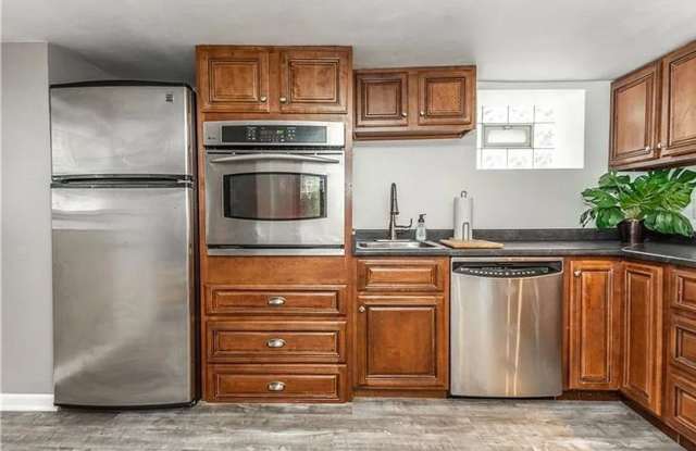 3 bedroom - great location, central air, laundry. photos photos