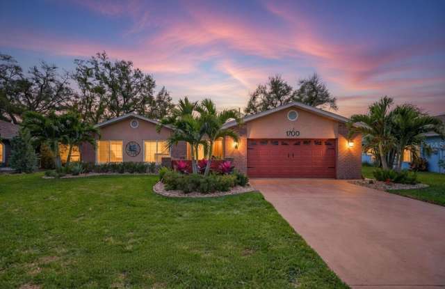 1700 GLEN LAKES BOULEVARD N photos photos