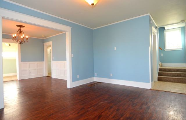 Updated Turn of the Century Craftsman in Tacoma! Gallery 4