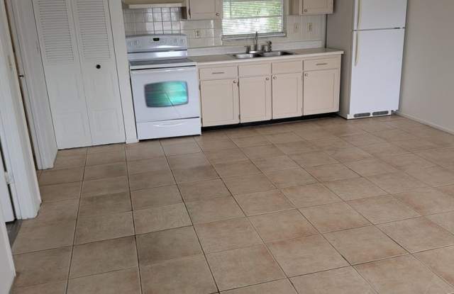 1 bed/1 bath $1000/month in Dade City! - 37216 Clinton Avenue, Pasadena Hills, FL 33525 1 bed/1 bath $1000/month in Dade City! - 37216 Clinton Avenue, Pasadena Hills, FL 33525