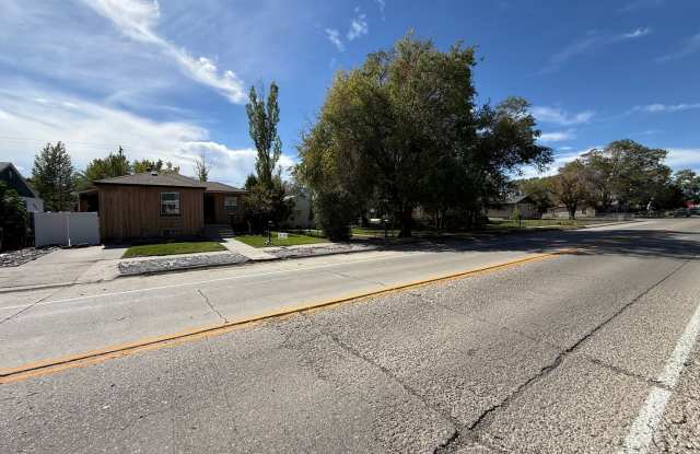 4 Bedroom 1.5 Bath House with Washer and Dryer and Fenced Back Yard Gallery 3