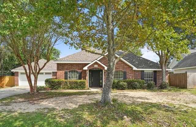 401 GREENCREST Drive Gallery 1