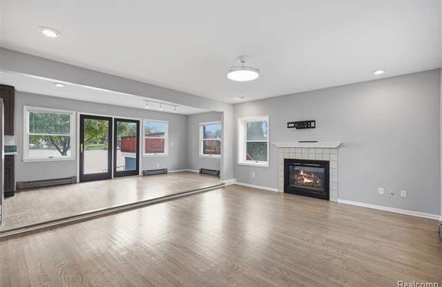 8488 Woodland Shore Drive Gallery 4