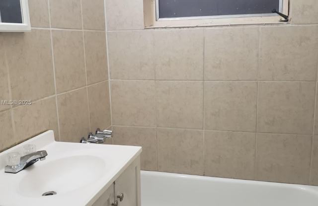 2063 NE 173rd St photos photos