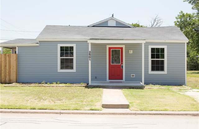 WALK TO MCMURRY! 3 bed 2 bath Gallery 1