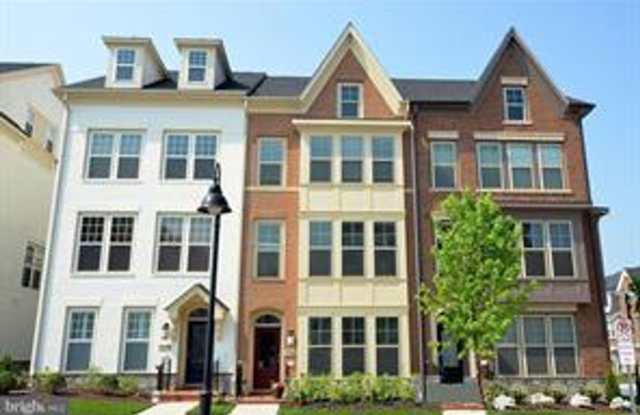 4 LEVEL TOWNHOUSE WITH 2 CAR GARAGE, WALKING DISTANCE TO DOWNTOWN CROWN photos photos