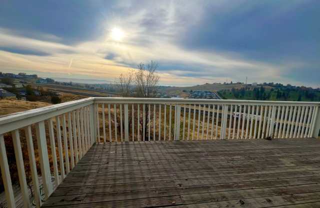 Large Home with Beautiful Views! Gallery 3