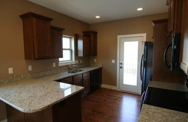 4 Bedroom, 3 bath close to University and available this summer! photos photos