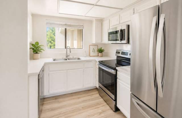 Bright & Airy 1-Bedroom in Oaknoll 55+ | Vaulted Ceilings + Private Balcony Gallery 4