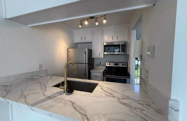 MODERN & UPSCALE 1 BEDROOM LOFT TOWNHOUSE W/ BALCONY AND GARAGE Gallery 1