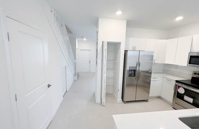 13302 Southwest 286th Street - 13302clientes@realtymiamigroup.comHOA PINE VISTA Gallery 3