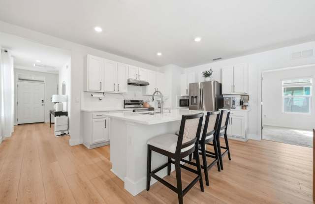 Luxurious 3 bed, 2 bath single family home. Gallery 4
