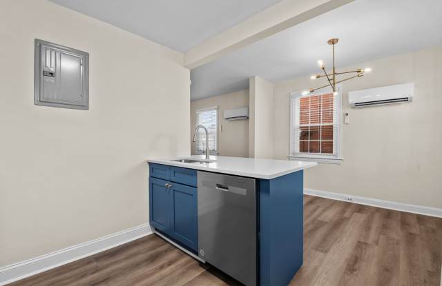 Spacious 1 Bedroom Duplex in Trinity Park, blocks from Duke! - Renovated & Pet Friendly Gallery 3