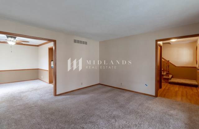 4 Bedroom Bellevue Home! Gallery 4