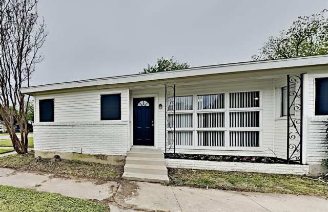 1102 Poindexter Avenue - 1102 Poindexter Avenue, Cleburne, TX 76033