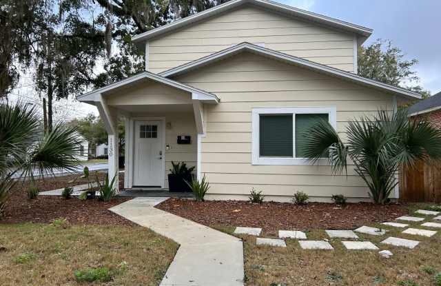 Immaculate, Furnished, 4/2 Summer rental with parking and privacy fenced back yard near UF photos photos