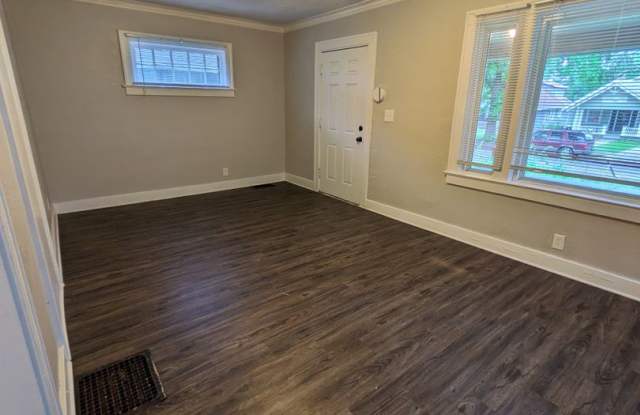 Beautiful 3 Br 1 Ba in Heart of KC MO Gallery 4