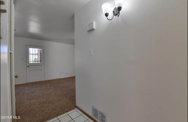 10605 KINROSS Avenue Gallery 4