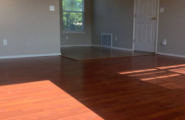 3 Bedroom 2 Bath home, with large fenced backyard and 2 car garage Gallery 3