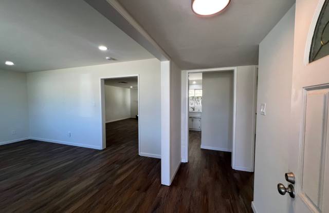 Beautiful 3-Bedroom Home with Upgraded Features & Fireplace! Gallery 4