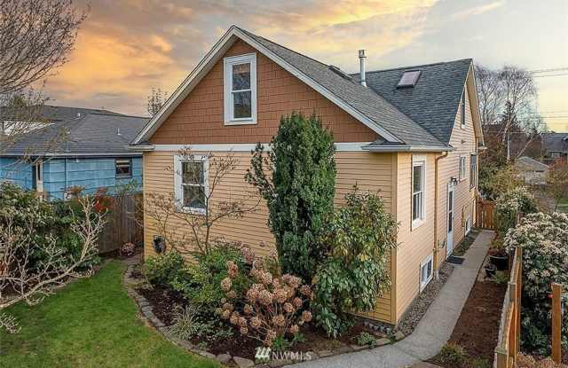 Charming 3-Bed, 3-Bath Home in Family-Friendly Greenwood photos photos