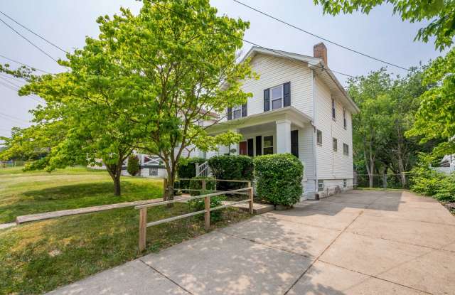 AVAILABLE JAN 1ST 2025!! GORGEOUS 3 BEDROOM IN CARNEGIE!! - 131 Patterson Avenue, Carnegie, PA 15106