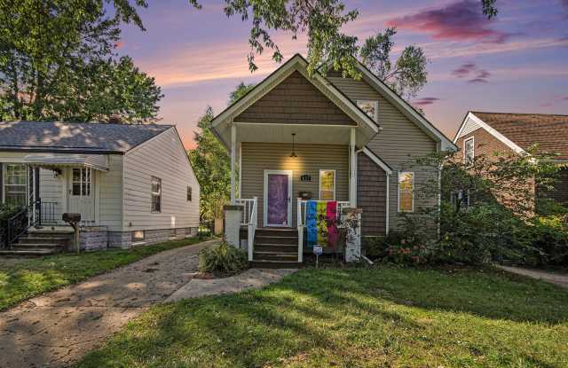 CHARMING 4 BED 2.5 BATH COLONIAL MINUTES FROM DOWNTOWN FERNDALE photos photos