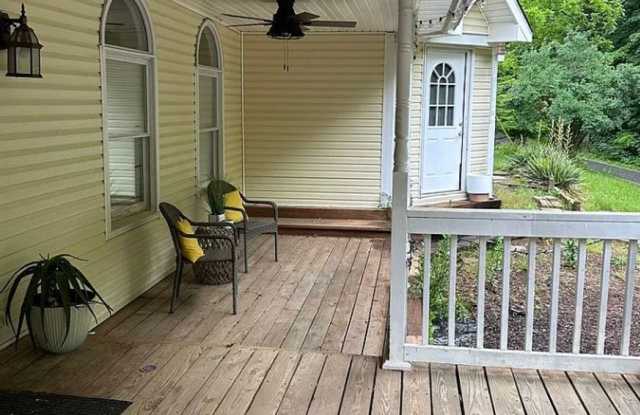 Spacious 6-Bedroom, 4-Bathroom Home for Rent in Radford, VA! Gallery 4