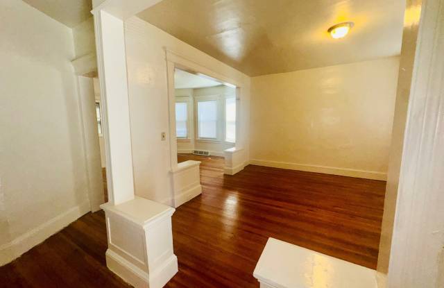 962 Howard Avenue Gallery 1