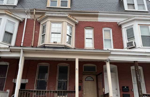 Pet Friendly 5 Bedroom Home in York! - 602 Dallas Street, York, PA 17403