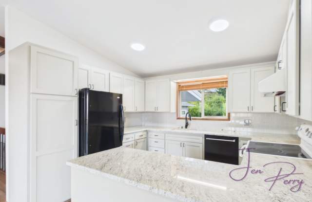 Spacious 4-Bedroom Anacortes Home with View, Large Yard & Detached Shop for Rent Gallery 4