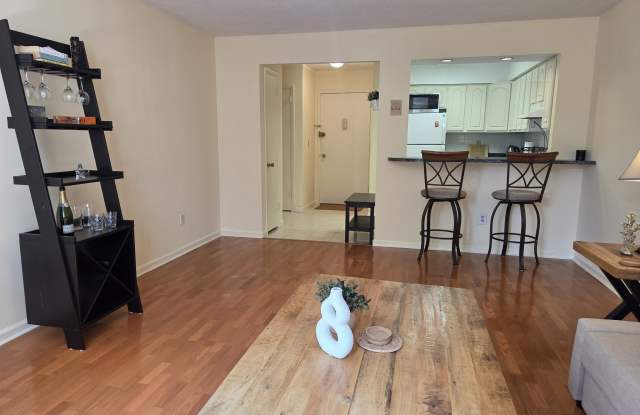 1525 E Putnam Avenue Gallery 4