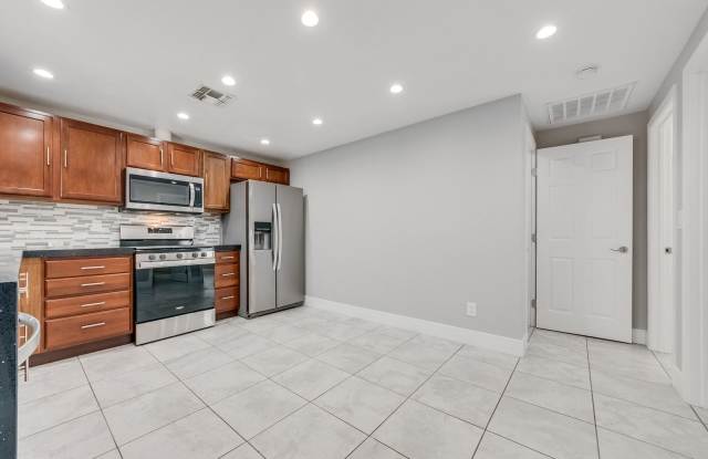 Move-In Ready Two-Bedroom with Modern Finishes & Stainless-Steel Appliances Gallery 3