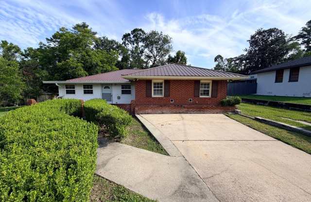 Spacious 4BR Family Home Bath Home in Valdosta Gallery 4