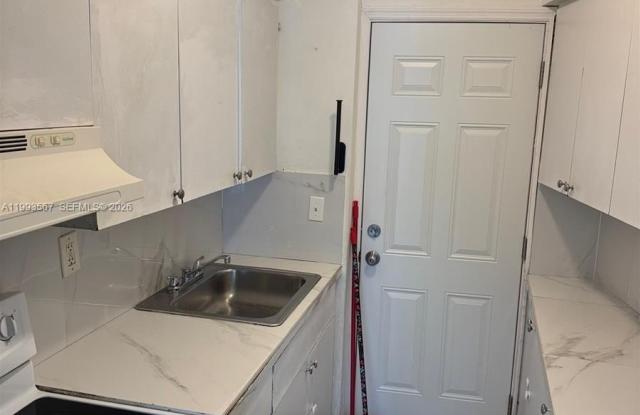 11 SW 52nd Ave photos photos