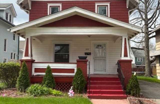 Spacious 4-Bedroom Akron Home with Charming Kitchen Nook & Backyard & Pet Friendly photos photos