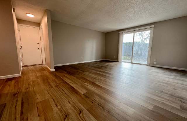 3BD GRESHAM TOWNHOME ON CUL DE SAC, NEW REMODEL  FULLY FENCED YARD! photos photos