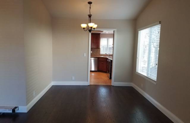 Lovely Roseville Home Close to School, Shopping and more! Gallery 4