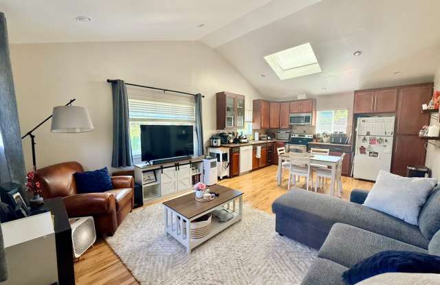 Large Beautiful 2-BR Apartment Home above Garage with Backyard Gallery 3